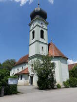 Schnach, neubarocke kath. Pfarrkirche Maria Rosenkranzknigin, Saalbau mit eingezogenem Chor, Flankenturm mit Zwiebelhaube, erbaut von 1921 bis 1922 (02.06.2017)