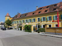 Schloss Wiesent, langgestreckter Bau mit zwei Ecktrmen, erbaut bis 1695 von den Herren von Wiesent (02.06.2017)