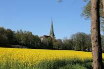 Blick aus Richtung Stockum bzw. Wissingen auf die ev. luth. Kirche am nordstlichen Ortsrand von Bissendorf am 20.04.2020.