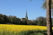 Blick aus Richtung Stockum bzw. Wissingen auf die ev. luth. Kirche am nord�stlichen Ortsrand von Bissendorf am 20.04.2020.