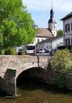 Hugsweier, Blick ber Schutter mit Schulbrcke zur evangelischen Kirche, April 2020