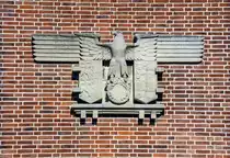 Ein steinerner, vom Hakenkreuz bereinigter, Adler an der Sportschule auf dem Gel�nde der Marineschule in M�rwik in Flensburg erinnert an fr�here Zeiten. Gegen Kriegsende war die Marineschule vom 3. bis 23. Mai 1945 Sitz der letzten Reichsregierung.
Aufnahme: 21. April 2020.