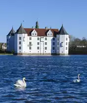 Schloss Gl�cksburg und der Schlossteich. Das Schloss z�hlt zu den bedeutendsten Renaissanceschl�ssern Nordeuropas.[1][2] Es diente den herzoglichen Linien des Hauses Gl�cksburg als Stammsitz und war zeitweilige Residenz des d�nischen K�nigshauses. 
Aufnahme: 21. Juni 2020.