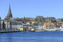Die Flensburger Schiffbr�cke vom Fischereihafen aus gesehen. Links im Bild ist die Marienkirche zu sehen. Das gelbe Backsteingeb�ude rechts im Bild ist das Kompagnietor. Aufnahme: 21. April 2020.
