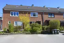 Etliche der Nazi-Gr��en tauchten letztlich auf der Westlichen H�he in Flensburg unter, darunter der Euthanasie-Arzt Werner Heyde, der im Walter-Flex-Weg 16 ein Reihenhaus sein Eigen nannte und unter falschen Namen als Dr. Fritz Sawade bis zu seiner Enttarnung 1959 erneut psychiatrische Gutachten f�r �mter und Gerichte erstellte. Aufnahme: 21. April 2020.