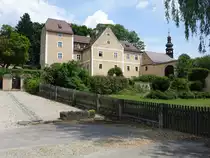 Schloss Waffenbrunn, zweigeschossiger Bau mit Sattel- und Walmd�chern, erbaut ab dem 16. Jahrhundert (03.06.2017)