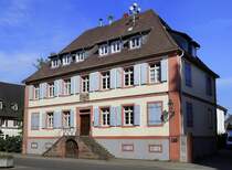 Schuttern in der Ortenau, das ehemalige Amtshaus des Klosters, erbaut 1798, von 1808-10 wohnte hier der Erfinder des Laufrades (Draisine), der Freiherr von Drais, April 2020