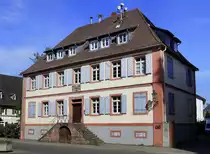 Schuttern in der Ortenau, das ehemalige Amtshaus des Klosters, erbaut 1798, von 1808-10 wohnte hier der Erfinder des Laufrades (Draisine), der Freiherr von Drais, April 2020