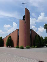 Willmering, kath. Pfarrkirche St. Johannes, erbaut 2001 am Kirchplatz (03.06.2017)