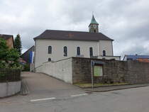 Etzgersrieth, kath. Pfarrkirche St. Georg, Saalkirche mit Walmdach und eingezogenem Rechteckchor, erbaut im 18. Jahrhundert (04.06.2017)