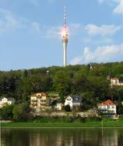 Blick ber die Elbe zum Fernsehturm in Dresden-Wachwitz mit Reflexion der Sonnenstrahlen; 30.04.2008
