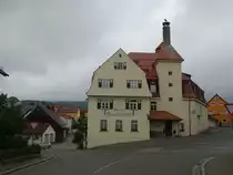 Tiefenbach, Brauereigasthof Russenbr�u, Gegliederter zweigeschossiger Mansardwalmdachbau mit Erker, neubarock erbaut bis 1910 (04.06.2017)