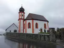 Winklarn, kath. Pfarrkirche Maria Himmelfahrt, Walmdachbau �ber achteckigem Grundriss, erbaut im 18. Jahrhundert (04.06.2017)
