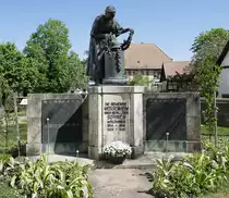 Mei�enheim, Denkmal f�r die Gefallenen der beiden Weltkriege, mit der  Trauernden Mutter  von Prof. Curt Liebich, April 2020