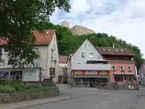 Falkenstein, Geb�ude am Marktplatz, oben am Berg die Burg aus dem 11. Jahrhundert (05.06.2017)