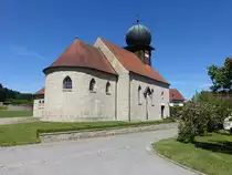 Gebertshofen, katholische Expositurkirche Hl. Kreuz, Saalbau mit eingezogener Apsis, erbaut 1929 durch Friedrich Haindl (11.06.2017)