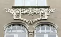 Brstungsrelief am dritten Obergeschoss am Burgfried 7 in Flensburg. Aufnahme: 2. Mai 2020.