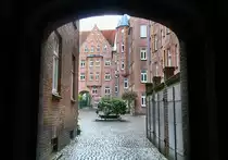 As Gegenentwurf zur Bebauung der Toosb�ystra�e, deres Gr�nderzeitstil als �Fehlentwicklung� angesehen wurde, entstand der Burghof (Bild) im Stil der norddeutschen Heimatschutzarchitektur. Aufnahme: 2. Mai 2020.