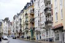 Architektonisch ist die Toosbystrae eine der Prachtstraen von Flensburg. Die Strae entsand um 1900 und erhielt ihren Namen nach der Flensburger Oberbrgermeister Wilhelm Friedrich Christian Toosby (1831-1898). Aufnahme: 2. Mai 2020.