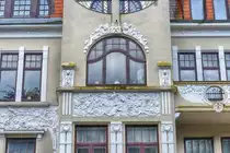 Toosbystrae in Flensburg - Dekoration aus der Zeit des Jugendstils. Aufnahme: 2. Mai 2020.