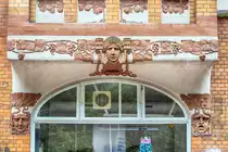 Toosbystrae in Flensburg - Dekoration aus der Zeit des Jugendstils. Aufnahme: 2. Mai 2020.