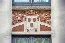 Toosbystrae in Flensburg - Dekoration aus der Zeit des Jugendstils. Aufnahme: 2. Mai 2020.