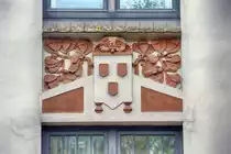 Toosbystrae in Flensburg - Dekoration aus der Zeit des Jugendstils. Aufnahme: 2. Mai 2020.