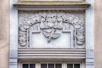 Toosbystrae in Flensburg - Dekoration aus der Zeit des Jugendstils. Aufnahme: 2. Mai 2020.