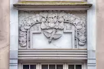 Toosbystrae in Flensburg - Dekoration aus der Zeit des Jugendstils. Aufnahme: 2. Mai 2020.