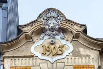 Toosbystrae in Flensburg - Dekoration aus der Zeit des Jugendstils. Aufnahme: 2. Mai 2020.