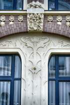 Brstungsrelief in Jugendstil - Nikolaistrae 10 in Flensburg. Aufnahme: 2. Mai 2020.