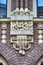 Brstungsrelief in Jugendstil - Nikolaistrae 10 in Flensburg. Aufnahme: 2. Mai 2020.