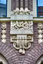 Brstungsrelief in Jugendstil - Nikolaistrae 10 in Flensburg. Aufnahme: 2. Mai 2020.