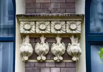 Brstungsrelief mit Tierdarstellung in Jugendstil - Nikolaistrae 10 in Flensburg. Aufnahme: 2. Mai 2020.