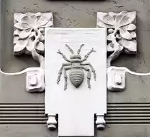 Brstungsrelief mit Tierdarstellung in Jugendstil - Nikolaistrae 7 in Flensburg. Aufnahme: 2. Mai 2020.