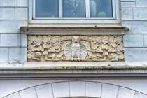 Jugendstil-Dekoration am Gebude der Ecke Am Burgfried/Burgstrae in Flensburg. Aufnahme: 2. Mai 2020.