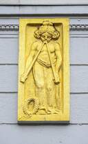 Goldenes Jugendstilrelief am Gebude in der Groen Strae in Flensburg. Aufnahme: 2. Mai 2020.