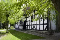 Die n�rdliche Fachwerkseite der Schifferkirche zu Arnis. Der heute gebr�uchliche Name �Schifferkirche� bezieht sich darauf, dass seit dem 18. Jahrhundert Arnisser Schiffer der Kirche Votivschiffe, Schiffsmodelle, als Dank f�r eine Errettung aus Seenot, stifteten. Aufnahme: 11. Mai 2020.