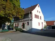 Westheim, Rathaus am Rathausplatz, zweigeschossiger Satteldachbau mit Fachwerkobergeschoss, erbaut im 17. Jahrhundert (15.08.2017)