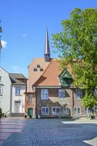 Backsteinhaus am Eckernf�rder Rathausmarkt. Im Hintergrund ist der Turm von Sankt Nicolai-Kirche zu sehen. Aufnahme: 11. Mai 2020.