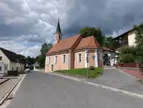 Hohenfels, kath. Nebenkirche St. Sebastian, Saalbau mit eingezogener polygonaler Apsis und Giebeldachreiter, erbaut von 1687 bis 1690 (20.08.2017)