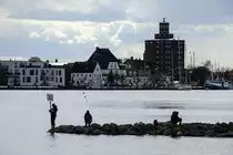 Blick auf den Rundsilo und die Eckernf�rder Altstadt von der Borbyer Promenade. Aufnahme: 11. Mai 2020.