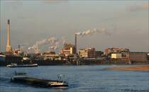 Schifffahrt auf dem Rhein bei Krefeld-Uerdingen.