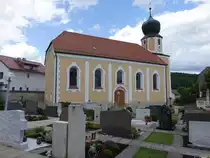 H�rmannsdorf, kath. Pfarrkirche St. Willibald, Saalbau mit Putzgliederungen, Halbwalmdach und Chorturm, erbaut bis 1897 (20.08.2017)