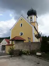 Klapfenberg, kath. Pfarrkirche St. Martin, Saalbau mit Chorturm, erbaut im 14. Jahrhundert, Kirchturm erbaut 1731 (20.08.2017)