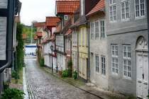 Oluf-Samson-Gang in Flensburg. Heute befinden sich die meisten Huser der Strae in einem restaurierten Zustand. Der Oluf-Samson-Gang gilt heute als eine der am besten erhaltenen und schnsten Altstadtstraen in ganz Schleswig-Holstein. Aufnahme: 2. Mai 2020.