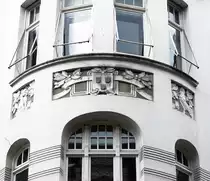 Jugendstil - Nikolaistra�e in Flensburg. Wesentliche Merkmale des Jugendstils sind demnach schwungvolle Elemente, die versuchen, die Natur und das Nat�rlich in die St�dte und die moderne Welt zu tragen. Im Vordergrund stehen geschwungene Formen, Ranken, Wellen, Pflanzen- und Symbolmotive, die der rasanten Industrialisierung gegen�berstehen. Aufnahme: 2. Mai 2020.