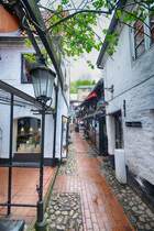 Krusehof in der Roten Strae in Flensburg. Die Rote Strae, lange Zeit das Ausspann- und Absteigequartier der Marktbeschicker, ist nach Abbruch des Roten Tores um 1874 und Beseitigung der Tpferstrae in den sechziger Jahren des vorigen Jahrhunderts in weiten Teilen durch Baulcken, die Parkhausfassade und  nicht mastbliche Neubauten geprgt. 
Aufnahme: 2. Mai 2020.