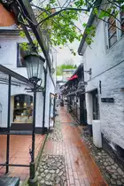 Krusehof in der Roten Stra�e in Flensburg. Die Rote Stra�e, lange Zeit das Ausspann- und Absteigequartier der Marktbeschicker, ist nach Abbruch des Roten Tores um 1874 und Beseitigung der T�pferstra�e in den sechziger Jahren des vorigen Jahrhunderts in weiten Teilen durch Baul�cken, die Parkhausfassade und  nicht ma�st�bliche Neubauten gepr�gt. 
Aufnahme: 2. Mai 2020.