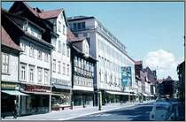 Ich m�chte hier mal den Wandel einer der wichtigen G�ttinger Innenstadtstra�en darstellen, der Groner Stra�e. Dieses Bild, ein Scan aus dem Dia-Archiv von meinem Vater Alfred Schmidt, stammt wohl aus den 60er Jahren. Der gro�e Kasten auf der linken Stra�enseite ist das Kaufhaus Karstadt, das auch heute noch in fast unver�nderter Form existiert. Das Fachwerkhaus daneben wurde Ende der 70er Jahren abgerissen, die Balken aber einige Jahre sp�ter zur Verkleidung der Fassade eines Neubaus am Johanniskirchplatz wiederverwendet. Siehe dazu das Bild mit der ID 8351.  